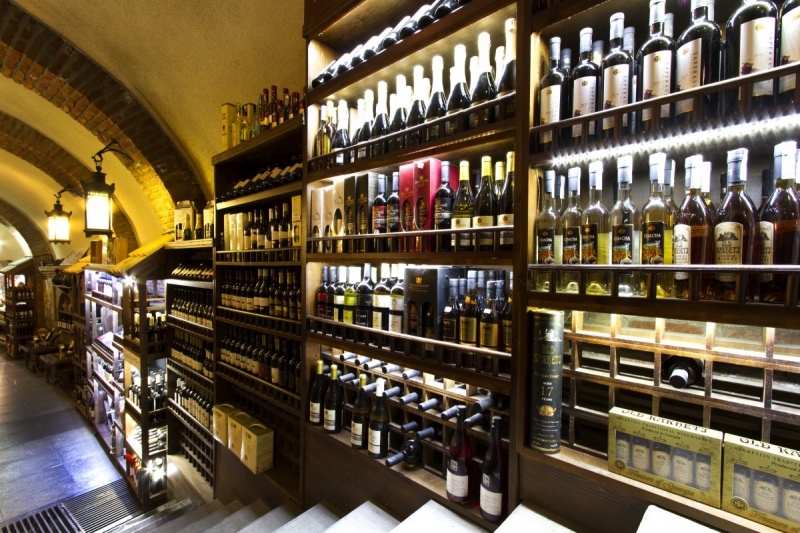 bar-ST DALMAS LE SELVAGE-min_world_street_travel_shop_canon_georgia_wine_bottles-429767